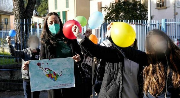 Attacchi incendiari a due scuole di Firenze: il girotondo dei bambini. «La risposta più forte sono loro»