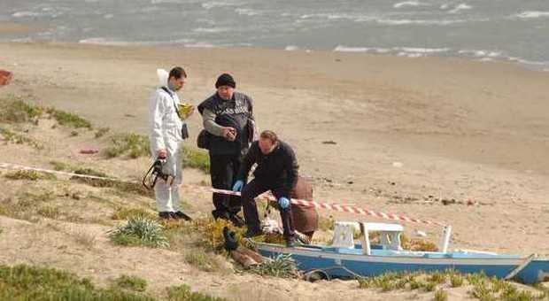 Rinvenuto cadavere di uomo in spiagga: era ricoperto di fango e terriccio