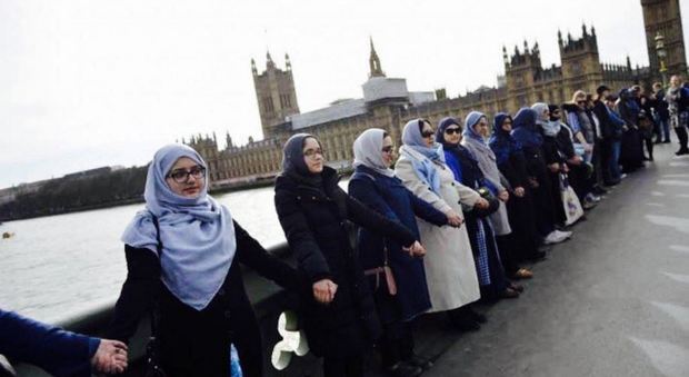 Londra, le donne musulmane unite sul ponte per le vittime dell'attentato di Westminster
