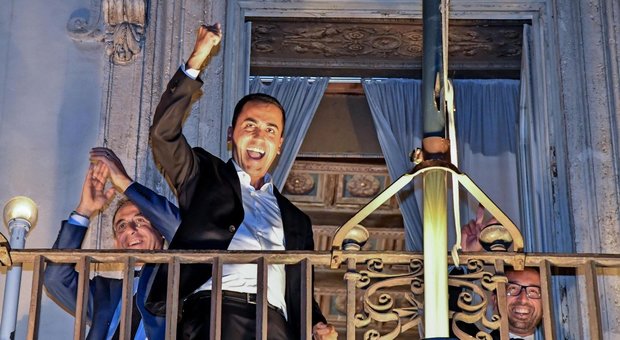 Di Maio esulta dal balcone, Salvini non ci casca