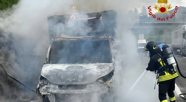 Ancora un rogo nel tratto maledetto dell'A16, furgone distrutto dalle fiamme