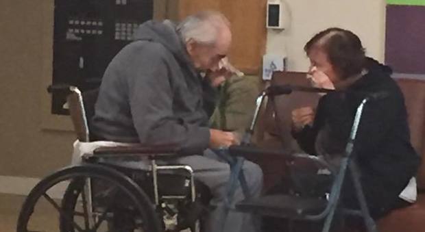 I nonnini separati a forza dopo 62 anni piangono ogni giorno: il motivo è ancora più commovente