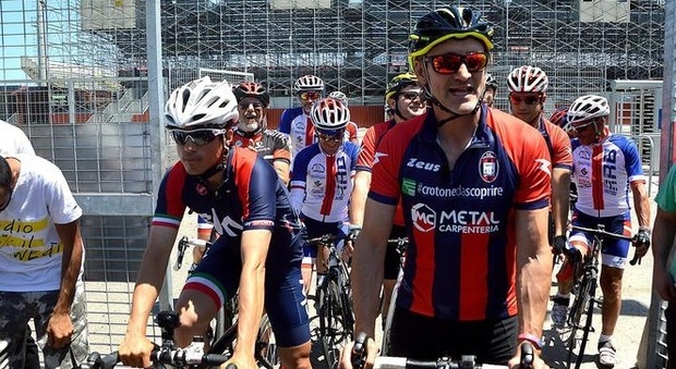 Crotone, Nicola partito in bici per Torino per festeggiare la salvezza