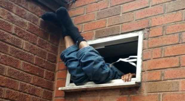 Regno Unito, maldestro tentativo di furto: ladro resta bloccato nella finestra