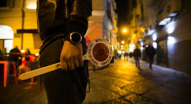 Napoli, ancora terrore ai «baretti» di Chiaia: lite per viabilità, spunta un'ascia
