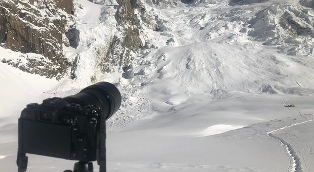 Una immagine dell'alpinista Alex Txikon impegnato nelle ricerche di Daniele Nardi sul Nanga Parbat