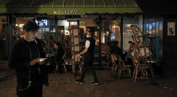 Francia, torna lo stato di emergenza Catalogna chiude i bar per 15 giorni Onu: impatto pandemia devastante