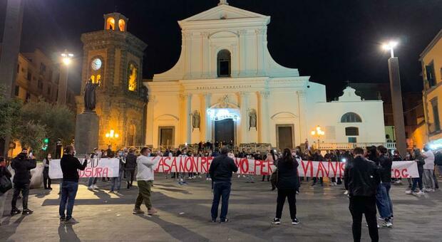 Coronavirus, striscioni e slogan contro il coprifuoco a Torre del Greco