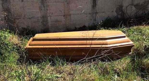 In un cortile privato a Fabriano una cassa da morto abbandonata