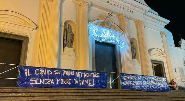 «Non si può morire di fame», striscione sulla basilica di Torre del Greco