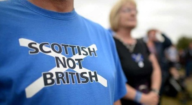 Attivisti per l'indipendenza della Scozia a Edinburgo