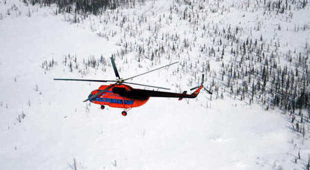 Cade elicottero, 15 morti 10 feriti, intrappolati in lamiere