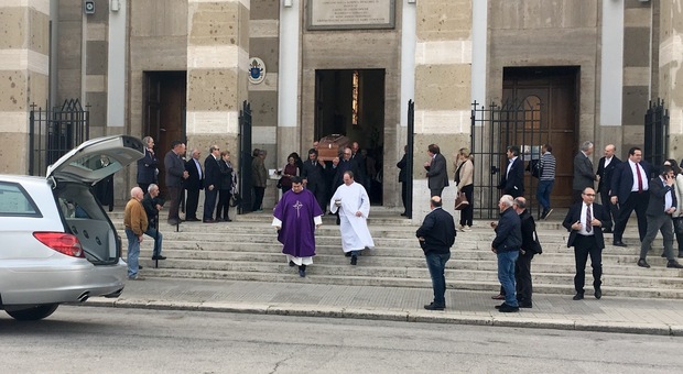 Il feretro dell’onorevole Stefano Zappalà esce dalla cattedrale San Marco al termine delle esequie (foto Andrea Apruzzese)