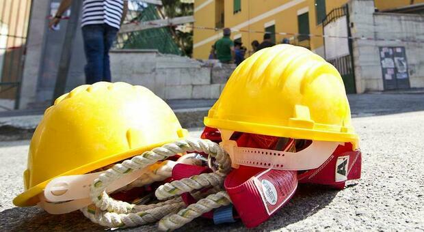 Incidente sul lavoro, si ribalta con lo schiacciasassi: operaio 51enne muore nel fiorentino