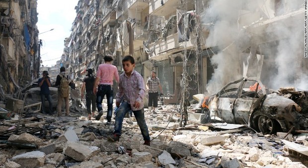 Siria, nuovi raid ad Aleppo: 90 morti, tra le vittime molti bambini