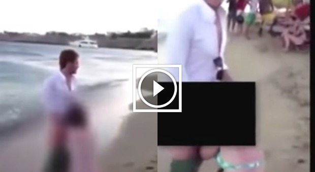 Sesso orale in spiaggia, folla di bagnanti circonda gli amanti focosi e partecipa all'atto. Il video choc (Youtube)