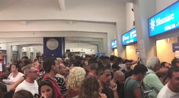 Turisti napoletani bloccati al porto di Bari: «Gravi ritardi sulla nave per la Grecia»