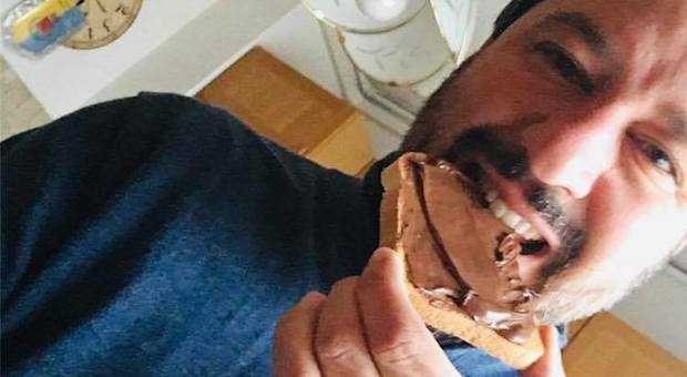 Salvini: «Il mio Santo Stefano comincia con pane e Nutella, il vostro?». Polemica sul web