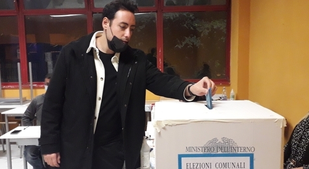 Ciro Priello mentre vota a Melito