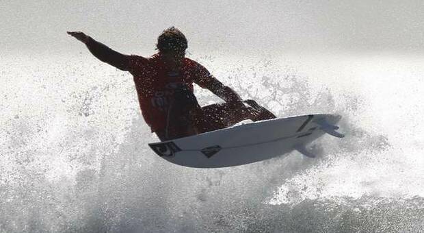 Bora forte, surfista 60enne non riesce a tornare a riva: soccorso
