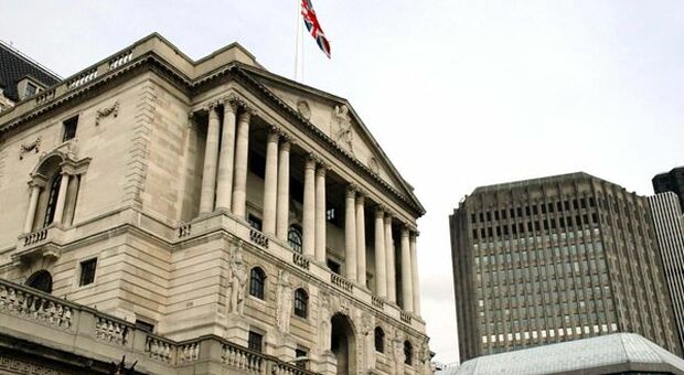 Bank of England alza i tassi all'1,75%. Vede inflazione al 13%