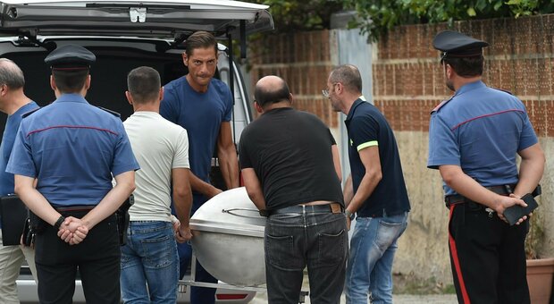 Femminicidio a Salerno, 38enne sgozza la moglie: i figli di 7 e 9 anni non erano in casa. «Li ha fatti uscire, poi l'ha uccisa»