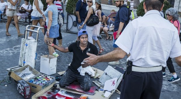 Roma, blitz al Pigneto, borse, vestiti e occhiali: sequestrati 50 mila articoli contraffatti