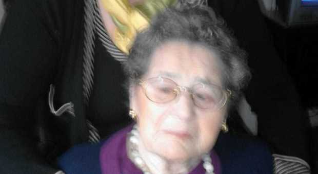Nonna Carmela, la più grande di età in Puglia: 111 anni, un bicchiere di vino e niente stress. Festa "distanziata" ad Alezio