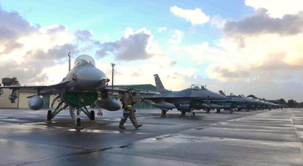 AVIANO - Cacciabombardieri F-16 sulla pista di Aviano