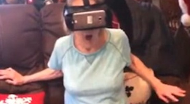 Usa, sulle montagne russe con la realtà virtuale: il video della nonna è esilarante