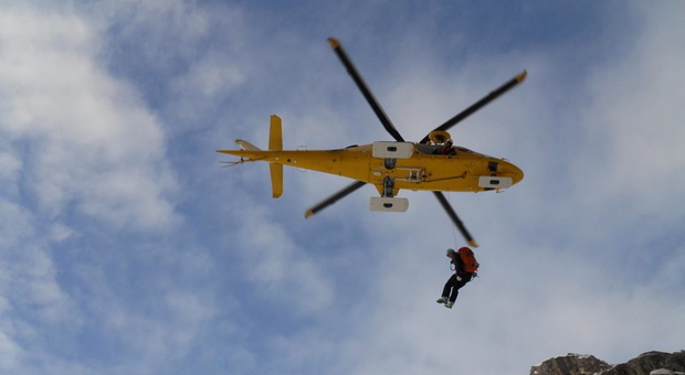 Belluno, bimba di 8 anni cade sugli sci in pista e batte la testa: trasportata d'urgenza in ospedale