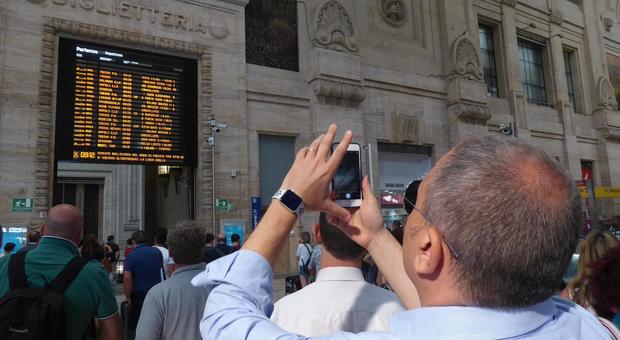 Caos treni, a Milano turisti nel panico in stazione: lunghe code ai banchi di informazione