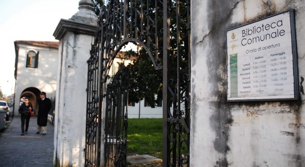 L'ingresso della biblioteca comunale di Spinea, affacciata su via Roma