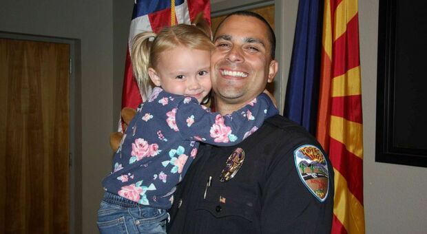 Agente di polizia dell'Arizona adotta una bambina in difficoltà conosciuta durante il servizio