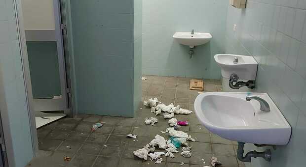 «Sesso nei bagni pubblici, il mio fidanzato dice che più sono sporchi, meglio è»