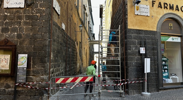 Orvieto: si staccano frammenti di tufo dalla Torre del Moro per il forte vento