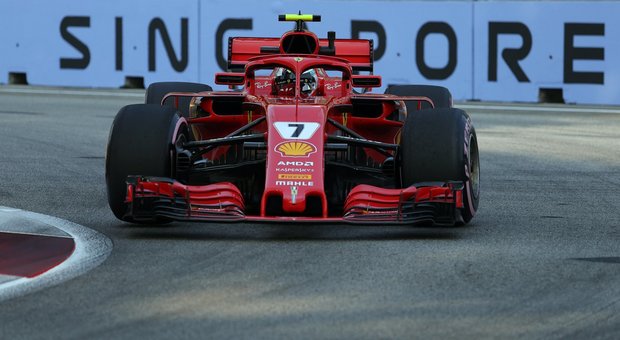 Singapore, Raikkonen il più veloce nelle seconde libere, problemi per Vettel