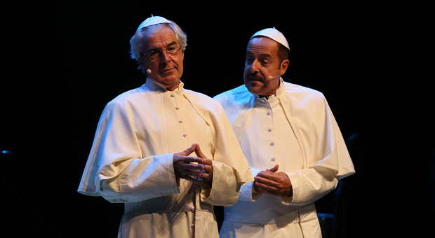 Tullio Solenghi e Massimo LOpez nella fortunata imitazione dei due Papi