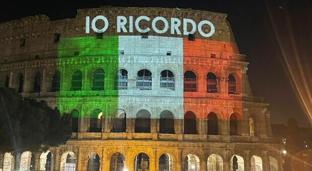 Roma: Giorno del Ricordo, il Colosseo illuminato dal Tricolore