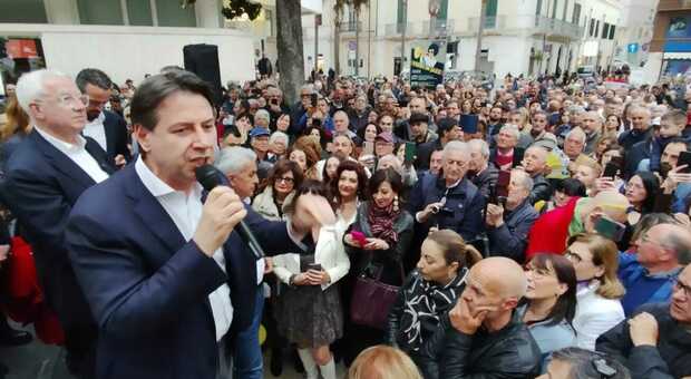 Giuseppe Conte a Brindisi, bagno di folla: «Fusco da anni lotta per la città» (foto Max Frigione)