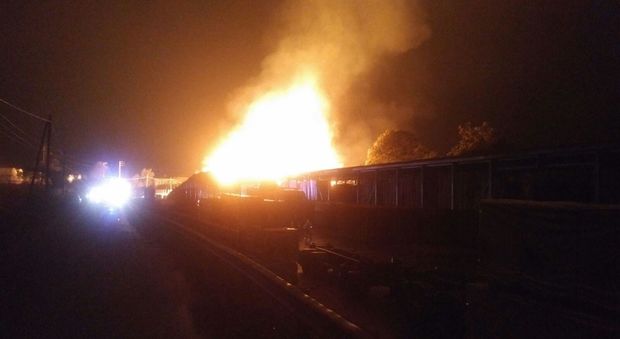 San Felice Circeo: incendio devasta una falegnameria, fiamme visibili a chilometri di distanza