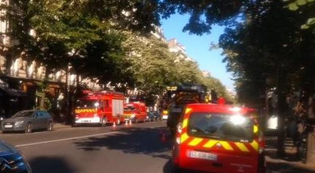 Parigi, incendio in un palazzo: tre morti, oltre venti feriti: uno è grave