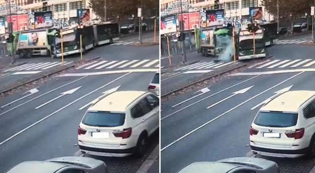 Incidente filobus-camion rifiuti a Milano, morta la donna coinvolta. Il mezzo Atm è passato col rosso