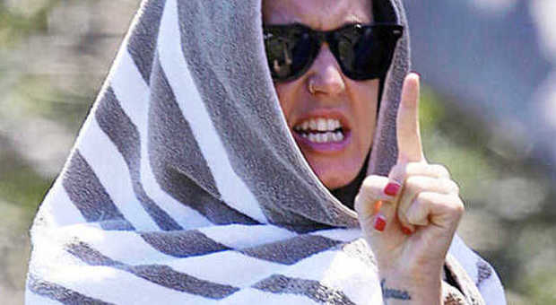 Katy Perry infuriata: minacce e urla contro ​il paparazzo nascosta sotto l'asciugamano
