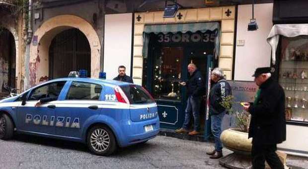La Polizia davanti alla gioielleria di Caserta (foto Frattari)