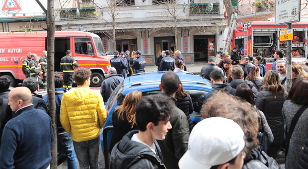 In fiamme il pub Napoli Centrale al Vomero, vigili del fuoco al lavoro