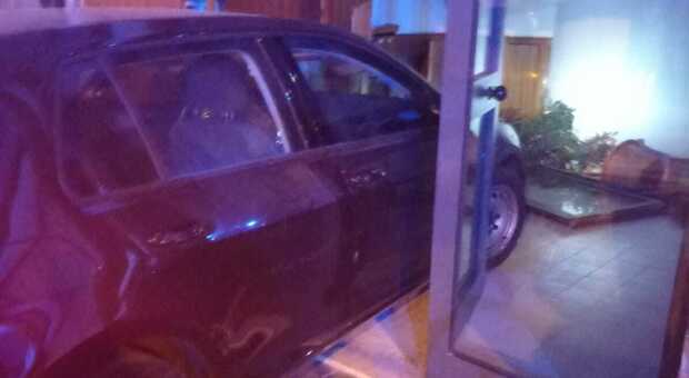 L'auto che è piombata all'interno di un condominio a Porto San Giorgio
