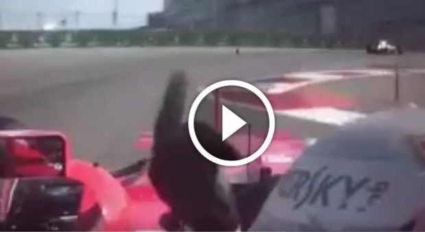 F1, Vettel mostra il dito medio a Massa che non si fa da parte