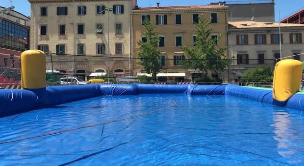 Si giocano oggi le finali di splash volley piazza Pertini come una maxi piscina