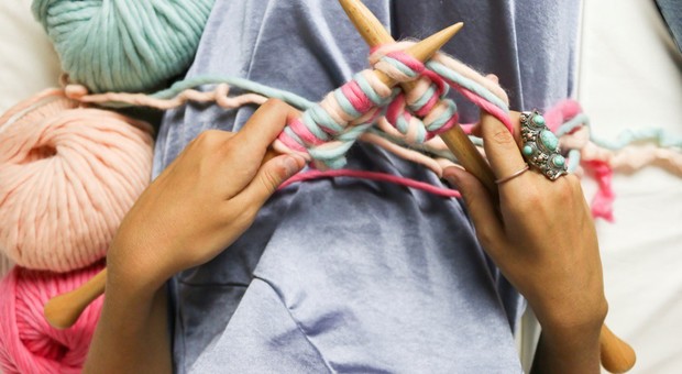 Lavorare a maglia, il sondaggio: una terapia rilassante che si impara con i tutorial
